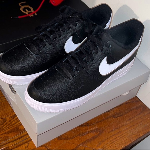 NIKE AIR FORCE 1 it’s a size 11.5 in men’s and a size 13 in women’s it’s new. - Picture 4 of 8